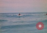 Standbild Soldaten surfen Vung Tau Vietnam, 1971, aus Sekunde 18 historischem Filmmaterial Videoclip 65675037366