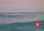 Standbild Soldaten surfen Vung Tau Vietnam, 1971, aus Sekunde 19 historischem Filmmaterial Videoclip 65675037366