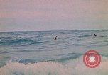 Standbild Soldaten surfen Vung Tau Vietnam, 1971, aus Sekunde 20 historischem Filmmaterial Videoclip 65675037366