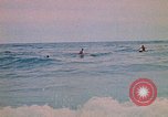 Standbild Soldaten surfen Vung Tau Vietnam, 1971, aus Sekunde 21 historischem Filmmaterial Videoclip 65675037366