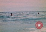 Standbild Soldaten surfen Vung Tau Vietnam, 1971, aus Sekunde 22 historischem Filmmaterial Videoclip 65675037366