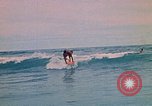 Standbild Soldaten surfen Vung Tau Vietnam, 1971, aus Sekunde 24 historischem Filmmaterial Videoclip 65675037366
