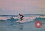 Standbild Soldaten surfen Vung Tau Vietnam, 1971, aus Sekunde 25 historischem Filmmaterial Videoclip 65675037366