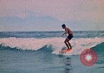 Standbild Soldaten surfen Vung Tau Vietnam, 1971, aus Sekunde 26 historischem Filmmaterial Videoclip 65675037366