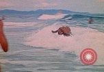 Standbild Soldaten surfen Vung Tau Vietnam, 1971, aus Sekunde 29 historischem Filmmaterial Videoclip 65675037366