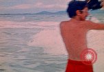 Standbild Soldaten surfen Vung Tau Vietnam, 1971, aus Sekunde 30 historischem Filmmaterial Videoclip 65675037366