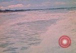 Standbild Soldaten surfen Vung Tau Vietnam, 1971, aus Sekunde 31 historischem Filmmaterial Videoclip 65675037366