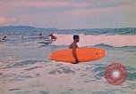 Standbild Soldaten surfen Vung Tau Vietnam, 1971, aus Sekunde 33 historischem Filmmaterial Videoclip 65675037366