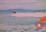 Standbild Soldaten surfen Vung Tau Vietnam, 1971, aus Sekunde 34 historischem Filmmaterial Videoclip 65675037366