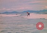 Standbild Soldaten surfen Vung Tau Vietnam, 1971, aus Sekunde 35 historischem Filmmaterial Videoclip 65675037366