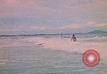 Standbild Soldaten surfen Vung Tau Vietnam, 1971, aus Sekunde 38 historischem Filmmaterial Videoclip 65675037366