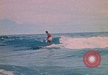 Standbild Soldaten surfen Vung Tau Vietnam, 1971, aus Sekunde 39 historischem Filmmaterial Videoclip 65675037366