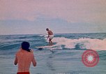 Standbild Soldaten surfen Vung Tau Vietnam, 1971, aus Sekunde 40 historischem Filmmaterial Videoclip 65675037366