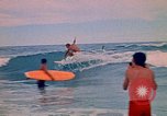 Standbild Soldaten surfen Vung Tau Vietnam, 1971, aus Sekunde 41 historischem Filmmaterial Videoclip 65675037366