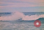 Standbild Soldaten surfen Vung Tau Vietnam, 1971, aus Sekunde 42 historischem Filmmaterial Videoclip 65675037366
