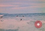Standbild Soldaten surfen Vung Tau Vietnam, 1971, aus Sekunde 44 historischem Filmmaterial Videoclip 65675037366