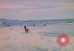 Standbild Soldaten surfen Vung Tau Vietnam, 1971, aus Sekunde 45 historischem Filmmaterial Videoclip 65675037366