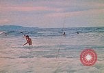 Standbild Soldaten surfen Vung Tau Vietnam, 1971, aus Sekunde 46 historischem Filmmaterial Videoclip 65675037366