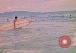 Standbild Soldaten surfen Vung Tau Vietnam, 1971, aus Sekunde 47 historischem Filmmaterial Videoclip 65675037366