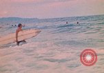 Standbild Soldaten surfen Vung Tau Vietnam, 1971, aus Sekunde 48 historischem Filmmaterial Videoclip 65675037366