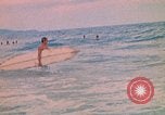 Standbild Soldaten surfen Vung Tau Vietnam, 1971, aus Sekunde 49 historischem Filmmaterial Videoclip 65675037366