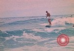 Standbild Soldaten surfen Vung Tau Vietnam, 1971, aus Sekunde 50 historischem Filmmaterial Videoclip 65675037366