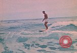 Standbild Soldaten surfen Vung Tau Vietnam, 1971, aus Sekunde 51 historischem Filmmaterial Videoclip 65675037366