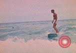 Standbild Soldaten surfen Vung Tau Vietnam, 1971, aus Sekunde 52 historischem Filmmaterial Videoclip 65675037366