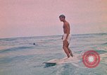 Standbild Soldaten surfen Vung Tau Vietnam, 1971, aus Sekunde 53 historischem Filmmaterial Videoclip 65675037366