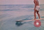 Standbild Soldaten surfen Vung Tau Vietnam, 1971, aus Sekunde 54 historischem Filmmaterial Videoclip 65675037366