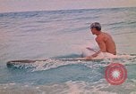 Standbild Soldaten surfen Vung Tau Vietnam, 1971, aus Sekunde 55 historischem Filmmaterial Videoclip 65675037366
