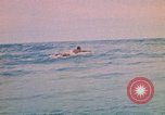 Standbild Soldaten surfen Vung Tau Vietnam, 1971, aus Sekunde 56 historischem Filmmaterial Videoclip 65675037366