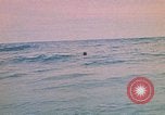 Standbild Soldaten surfen Vung Tau Vietnam, 1971, aus Sekunde 57 historischem Filmmaterial Videoclip 65675037366