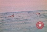 Standbild Soldaten surfen Vung Tau Vietnam, 1971, aus Sekunde 59 historischem Filmmaterial Videoclip 65675037366