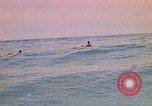Standbild Soldaten surfen Vung Tau Vietnam, 1971, aus Sekunde 60 historischem Filmmaterial Videoclip 65675037366