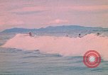 Standbild Soldaten surfen Vung Tau Vietnam, 1971, aus Sekunde 61 historischem Filmmaterial Videoclip 65675037366