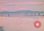 Standbild Soldaten surfen Vung Tau Vietnam, 1971, aus Sekunde 62 historischem Filmmaterial Videoclip 65675037366