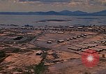 Immagine di Velivolo vola su base aria Vung Tau Vietnam, 1970, secondo 17 filmato di repertorio 65675037371