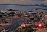 Immagine di Velivolo vola su base aria Vung Tau Vietnam, 1970, secondo 25 filmato di repertorio 65675037371