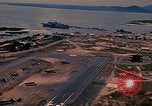 Immagine di Velivolo vola su base aria Vung Tau Vietnam, 1970, secondo 28 filmato di repertorio 65675037371