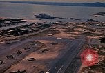 Immagine di Velivolo vola su base aria Vung Tau Vietnam, 1970, secondo 29 filmato di repertorio 65675037371
