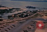 Immagine di Velivolo vola su base aria Vung Tau Vietnam, 1970, secondo 35 filmato di repertorio 65675037371