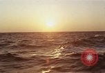 Image seascape lors du coucher de soleil Océan Pacifique, 1967, de la seconde 4 séquences d'archives historiques vidéo 65675037377
