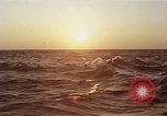 Image seascape lors du coucher de soleil Océan Pacifique, 1967, de la seconde 5 séquences d'archives historiques vidéo 65675037377