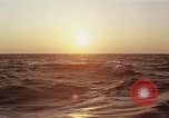 Image seascape lors du coucher de soleil Océan Pacifique, 1967, de la seconde 6 séquences d'archives historiques vidéo 65675037377