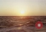 Image seascape lors du coucher de soleil Océan Pacifique, 1967, de la seconde 7 séquences d'archives historiques vidéo 65675037377