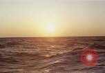 Image seascape lors du coucher de soleil Océan Pacifique, 1967, de la seconde 8 séquences d'archives historiques vidéo 65675037377