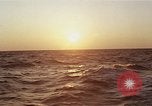 Image seascape lors du coucher de soleil Océan Pacifique, 1967, de la seconde 9 séquences d'archives historiques vidéo 65675037377