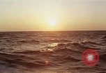 Image seascape lors du coucher de soleil Océan Pacifique, 1967, de la seconde 10 séquences d'archives historiques vidéo 65675037377