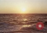 Image seascape lors du coucher de soleil Océan Pacifique, 1967, de la seconde 11 séquences d'archives historiques vidéo 65675037377